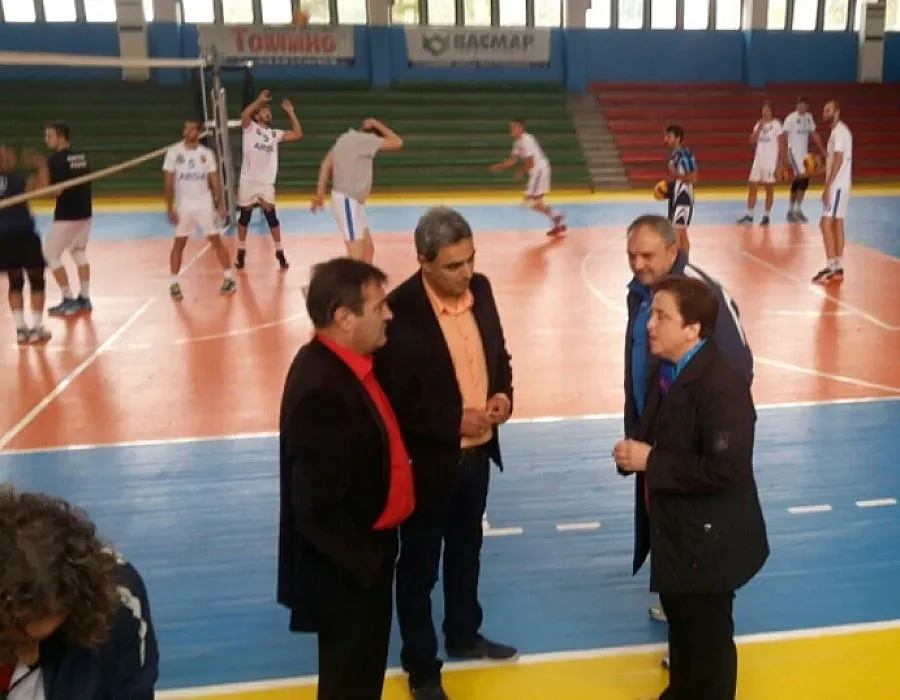 Янкова обеща един млн.лв. за ремонт на спортна зала „Арпезос”