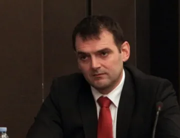 Зоват Радан да оттегли кандидат заради присъда