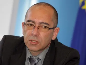 Константинов: Всеки пациент да се снима с вестник пред болницата