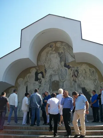 Стотици миряни в храма на Ванга на Петковден