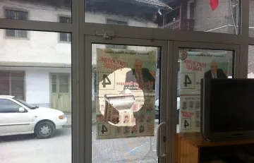 Изпотрошиха витрините на щаба на кандидат – кмет в Банско
