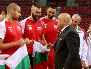 Министър Кралев също ще дере гърло