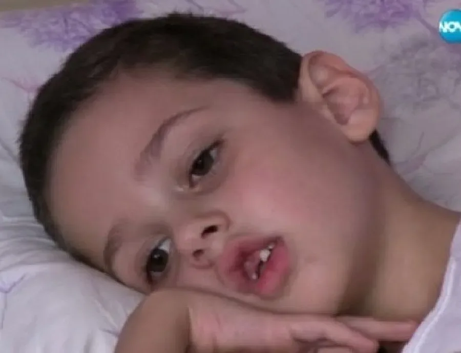 Хиляди се молят за чудо за Павел (ОБЗОР)