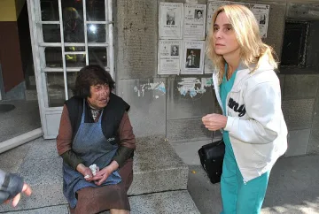 Баба подпали жилището си докато размразява хладилника със свещ