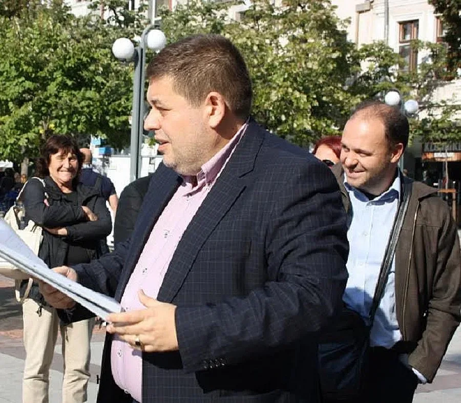 Мосинов съкращава кампанията си заради майка, която издирва децата си