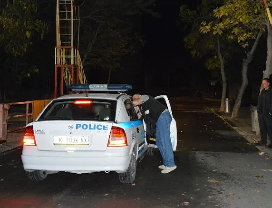 1 г. затвор за ученик, задигнал 7 коли за нощ