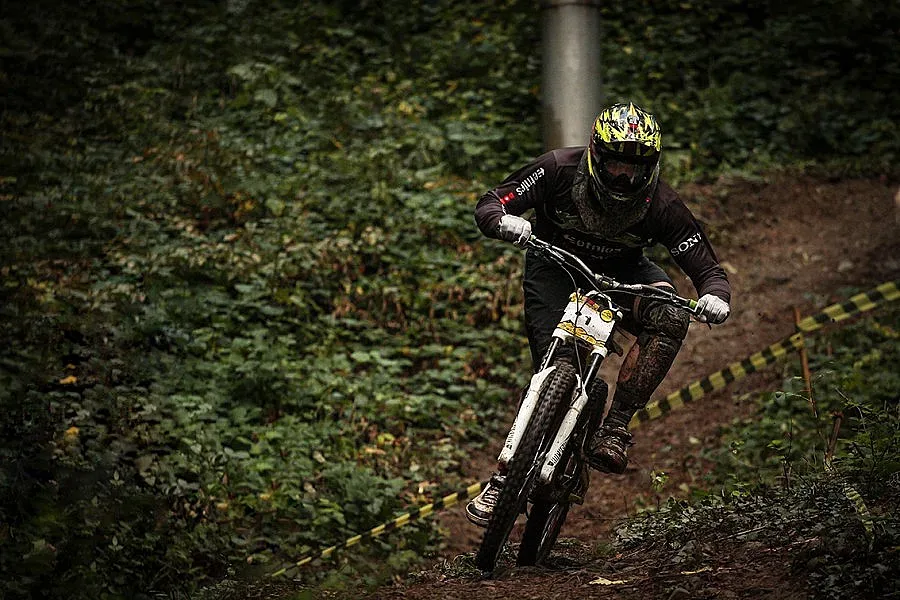 Въпреки дъжда близо 100 смелчаги се пуснаха в БГ Даунхил Сериите