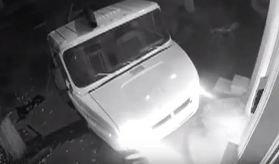 ВИДЕО: Заляха с 3 т. екскременти централа на управляващите в Молдова 