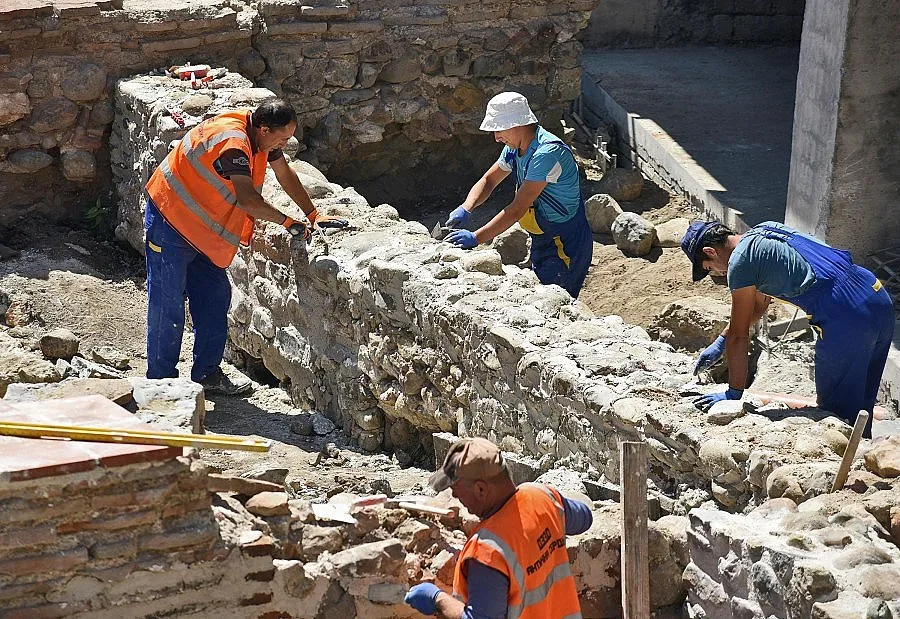 Спряха реставрацията на Ларгото