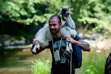 Дуел с ракии спъна Сашко във "Фермата"