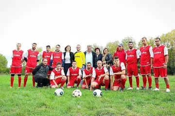 Вяра Церовска и Радослав Банчев подариха футболни топки на отбора на гр. Батановци