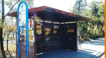 Неправомерно облепиха спирки с предизборни плакати