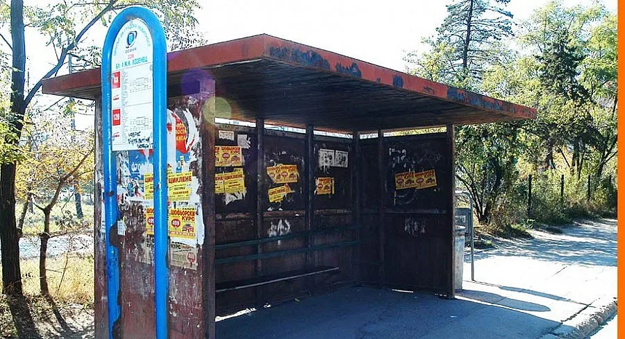 Неправомерно облепиха спирки с предизборни плакати