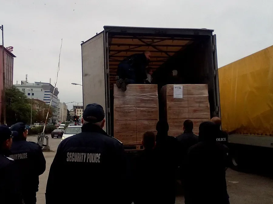 Заловиха камион пълен с бежанци във Варна