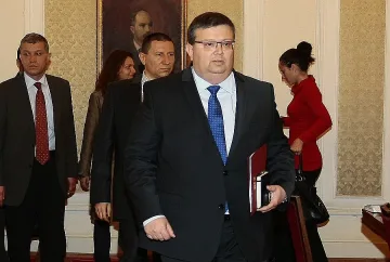 Цацаров решава до края на деня за имунитета на Волен