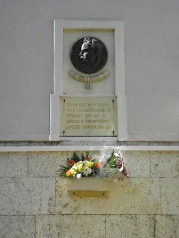 Внукът на първия кмет на Добрич се покланя пред барелефа на дядо си