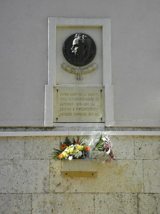 Внукът на първия кмет на Добрич се покланя пред барелефа на дядо си