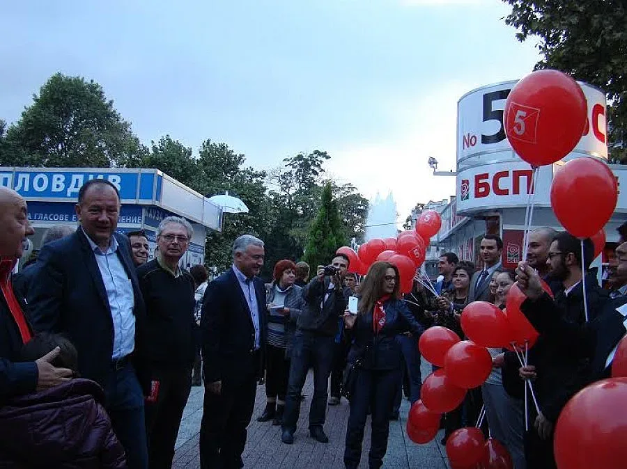 Миков и Гергов с флашмоб „КОД: ЧЕРВЕНО“ в Пловдив