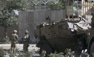 Хеликоптер на НАТО се разби в Кабул, 5-ма загинаха