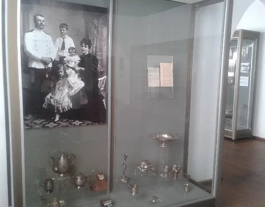 Вадят сватбения сервиз и сабята на ген. Делов