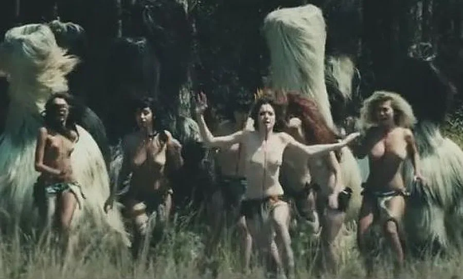 Вокалът на "Рамщайн" пусна клип с голи нашенки (ВИДЕО)