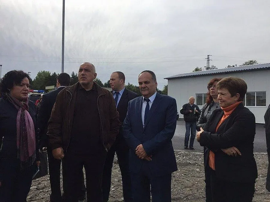 Премиерът инспектира ново сметище в Перник и ремонтиран храм в Трън