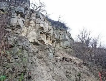 Дъждът предизвика срутване на камъни върху пътища в Пиринско (ОБЗОР)