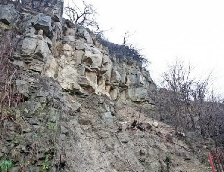 Дъждът предизвика срутване на камъни върху пътища в Пиринско (ОБЗОР)