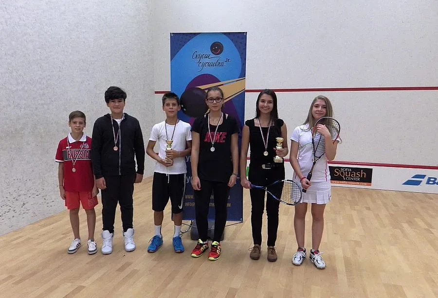 "Скуош с усмивка Jr." събра 30 деца