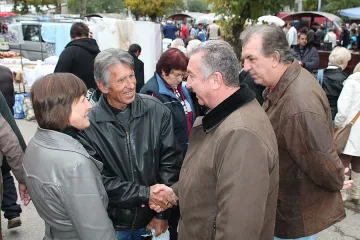 Огнян Ценков разговаря с търговци и купувачи на видинския пазар