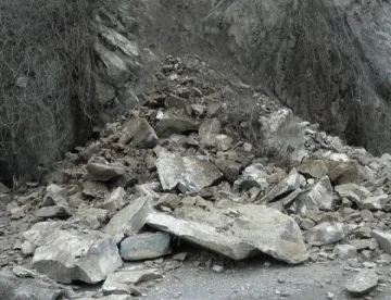 Свлачища блокират пътищата в страната