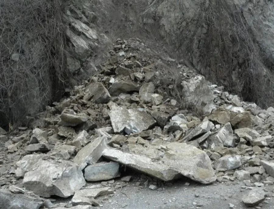 Свлачища блокират пътищата в страната