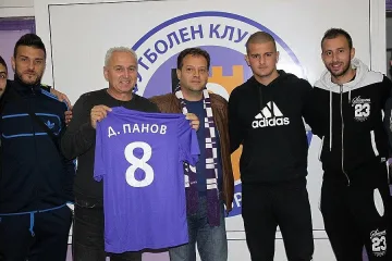Фланелка с номер 8 подари футболният „Етър” на Даниел Панов