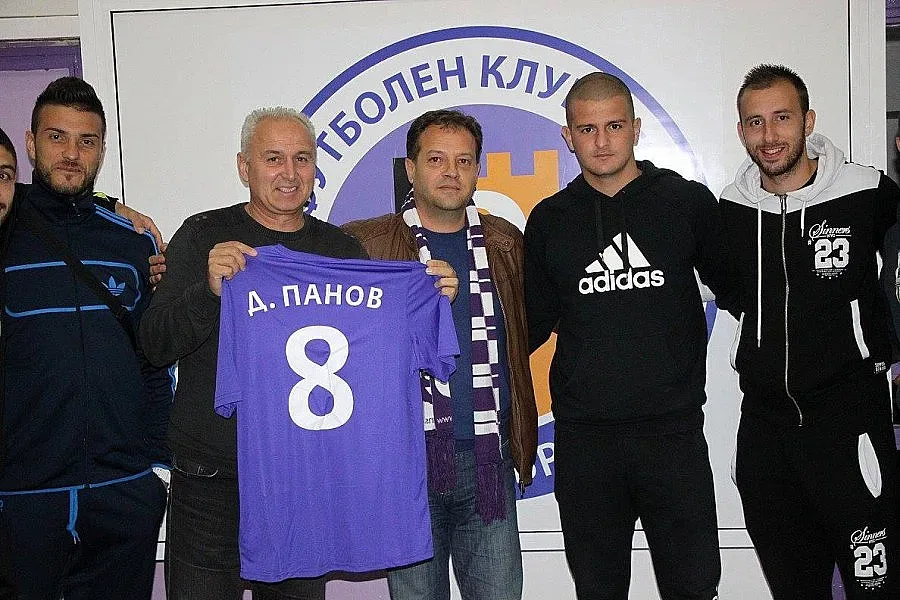 Фланелка с номер 8 подари футболният „Етър” на Даниел Панов