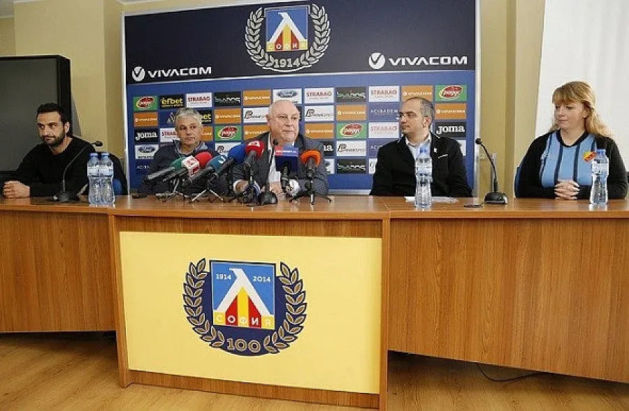 Стоев хвърля всичките си играчи срещу "Юргорден"