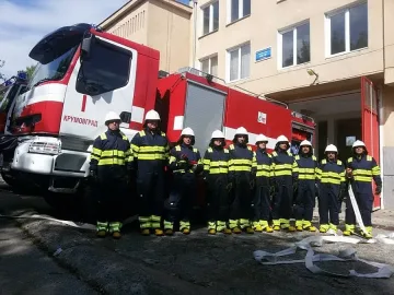 Доброволците от Крумовград получиха защитни пожарникарски облекла 