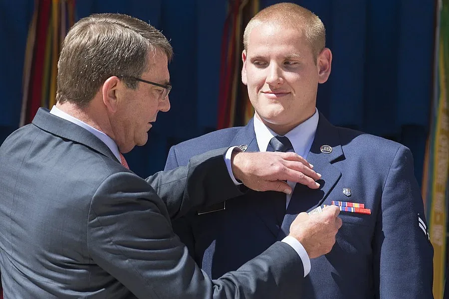 Герой от нападението във френски влак намушкан в САЩ