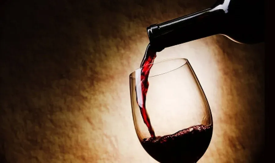 Свещеник напълни бъчвите с вино, черпи миряни