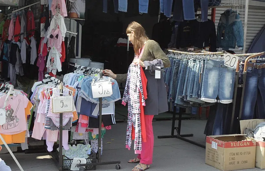 Изпразниха 2 сергии и магазин от дрехи – менте