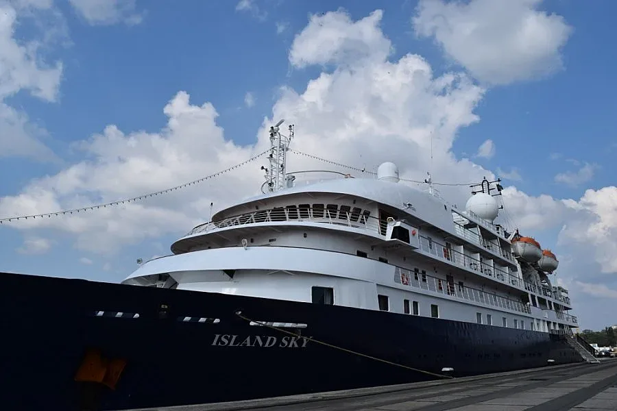 "Небесният остров" доплува до Бургас