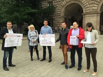 Младежи от БСП изпратиха спасителен пояс до президента 