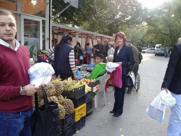 Петя Проданова се срещна с търговци на фермерския пазар в кв. „Чайка"