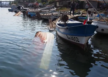 Влекач отнесе рибарско селище във Варна