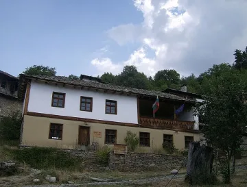 Искат да спре наливането на бетон в с. Лещен