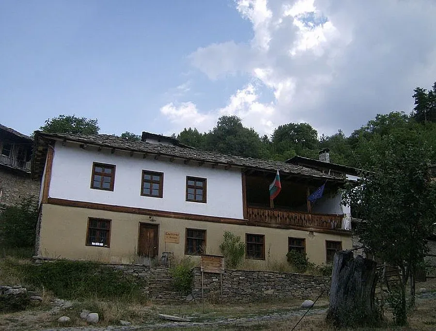 Искат да спре наливането на бетон в с. Лещен