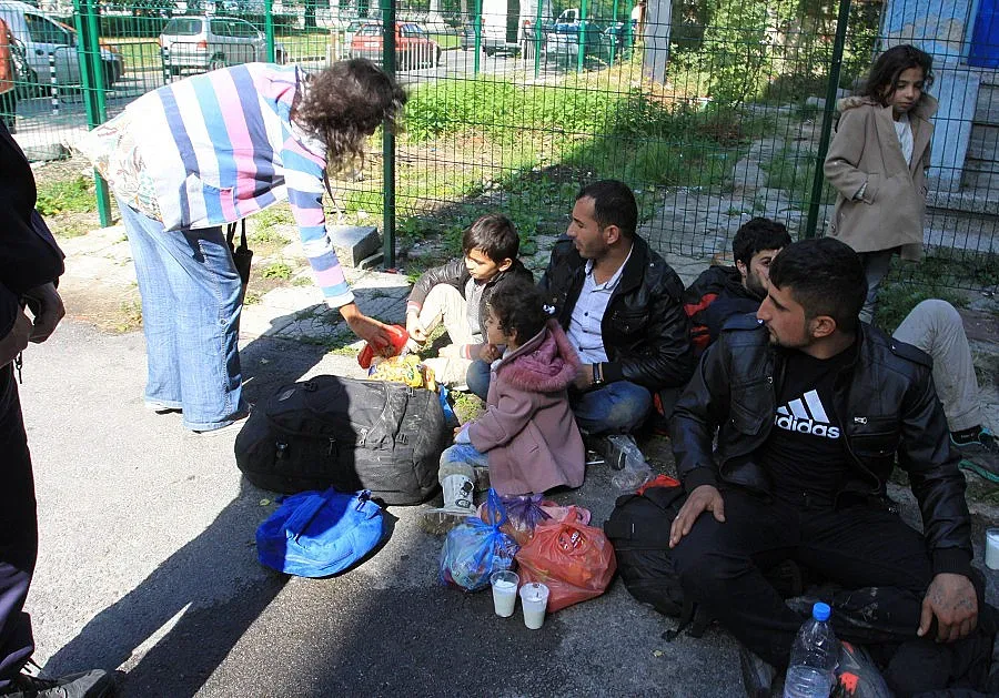 Спипаха 100 "сирийци" във френски бусове (ОБЗОР)