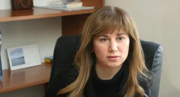 Вергиния Стоянова се срещна с граждани пред  СУ „Св. Климент Охридски