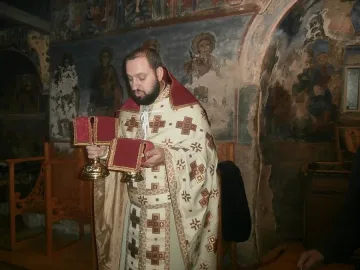 Свещеник учи на молитви във Фейсбук