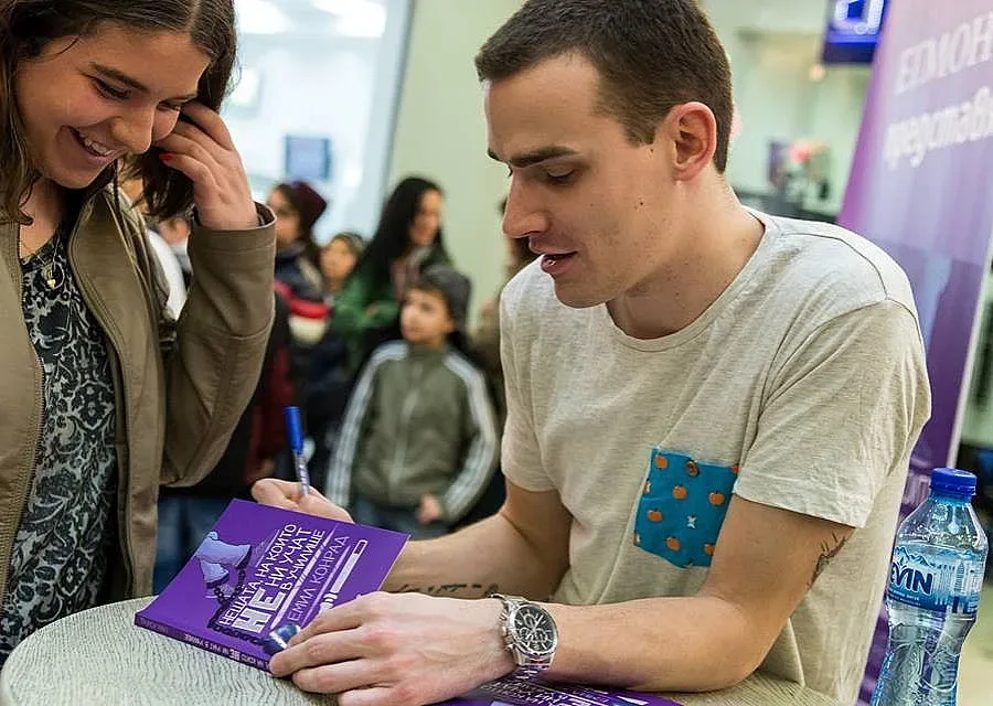 Емил Конрад раздава автографи из родината