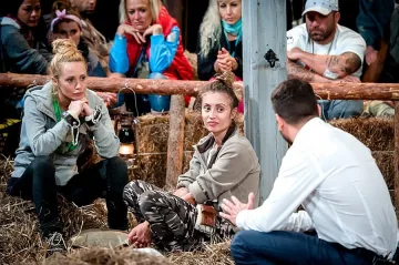 Мария отстрани  Янина от „Фермата” 